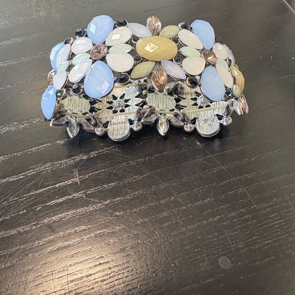 Chic Floral Bracelet - Picture 3 of 4